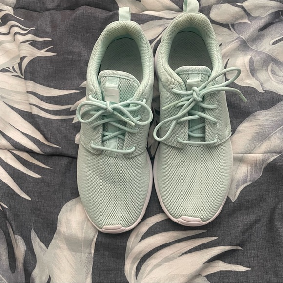 Nike Roshe One - Picture 2 of 6